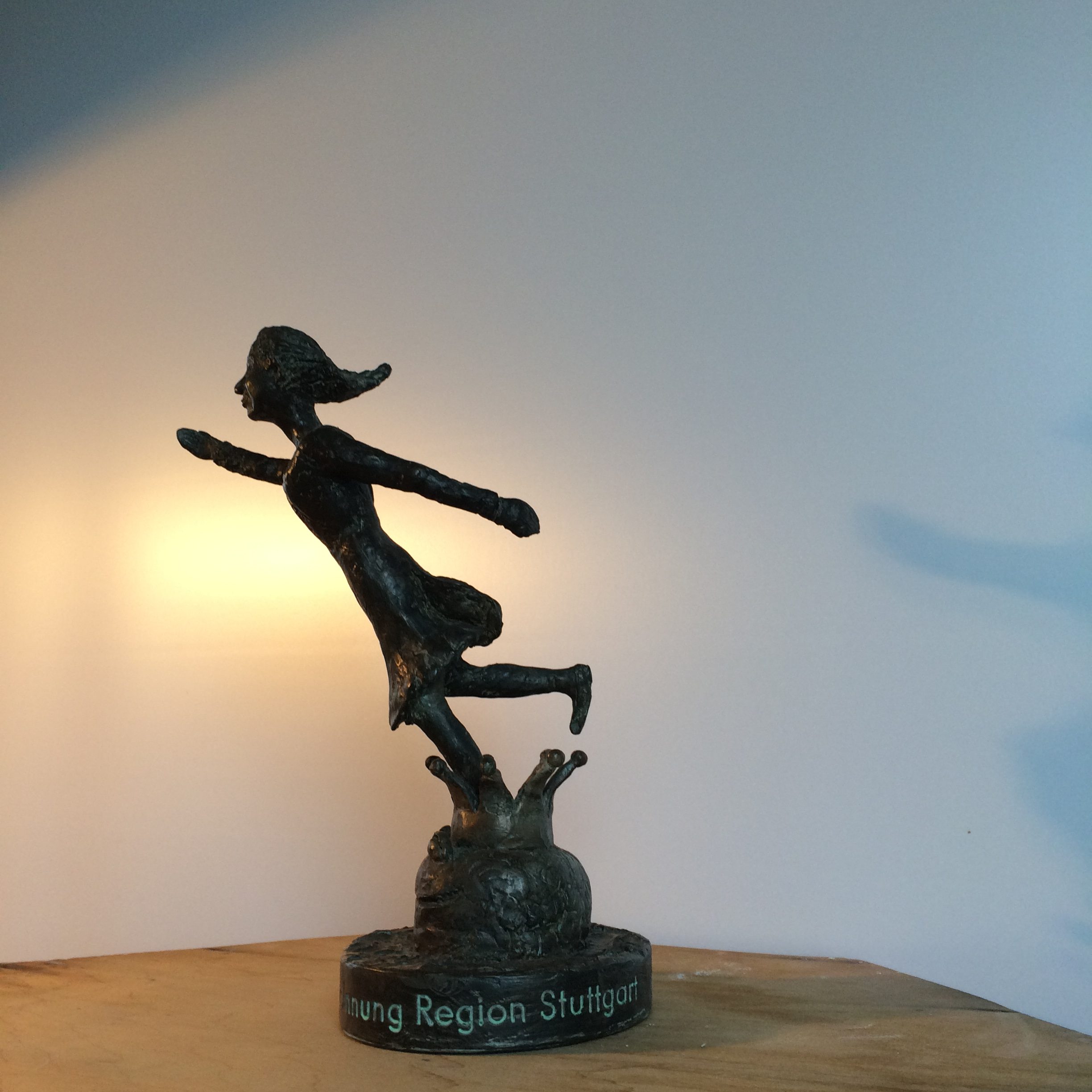 Engel mit Licht – Skulptur von Christa M. Eckhardt